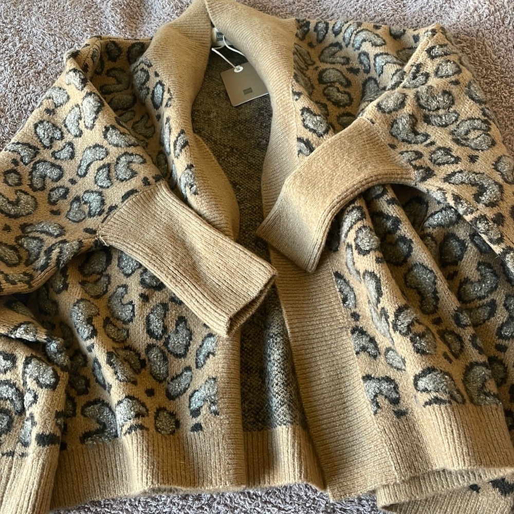 NWT Beautiful animal print wrap